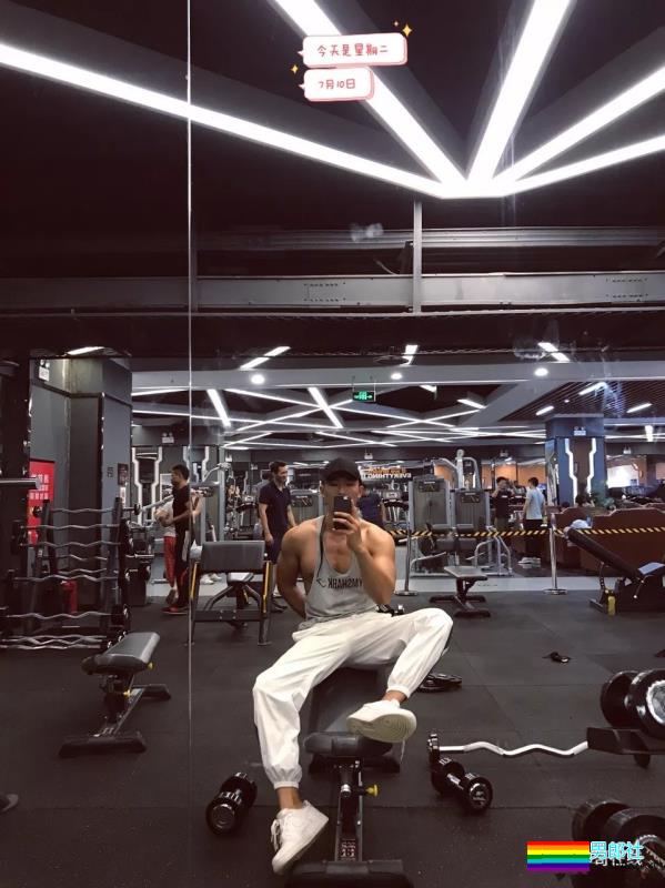 最抢手男模变身摄影师，胸肌腹肌大长腿，这个筋霸小哥哥太skr! - 51虹马