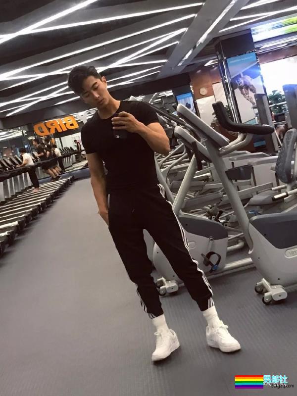 最抢手男模变身摄影师，胸肌腹肌大长腿，这个筋霸小哥哥太skr! - 51虹马