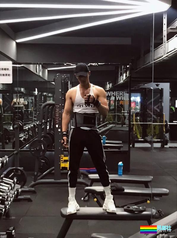 最抢手男模变身摄影师，胸肌腹肌大长腿，这个筋霸小哥哥太skr! - 51虹马