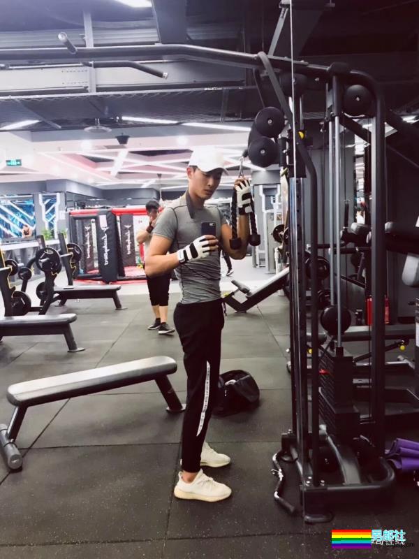 最抢手男模变身摄影师，胸肌腹肌大长腿，这个筋霸小哥哥太skr! - 51虹马