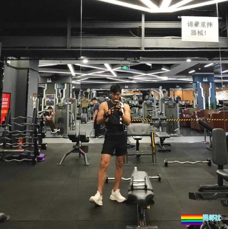 最抢手男模变身摄影师，胸肌腹肌大长腿，这个筋霸小哥哥太skr! - 51虹马