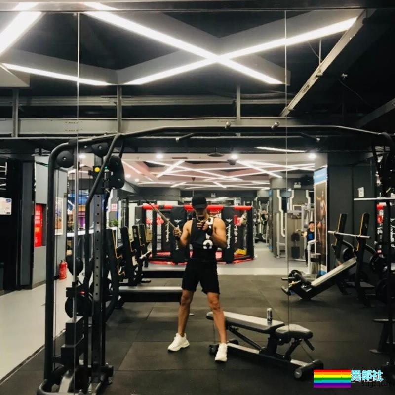 最抢手男模变身摄影师，胸肌腹肌大长腿，这个筋霸小哥哥太skr! - 51虹马