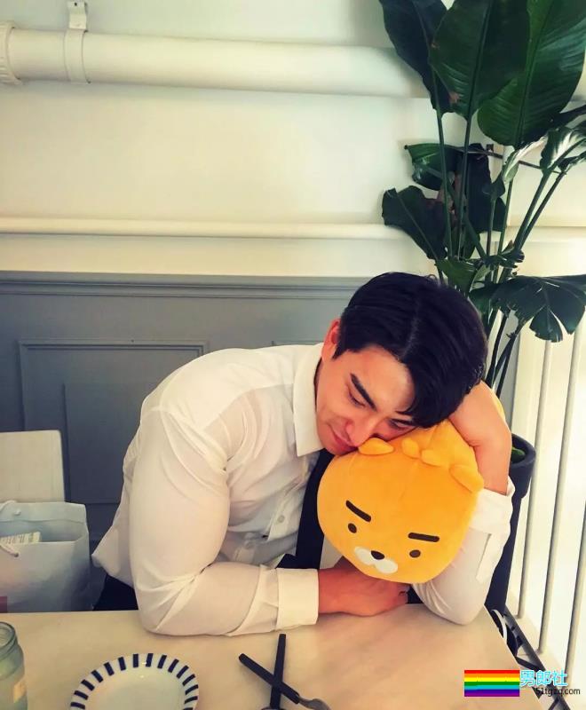 泡菜名媛被爆三温暖搞事，大块肌也逃不过做零？ - 51虹马