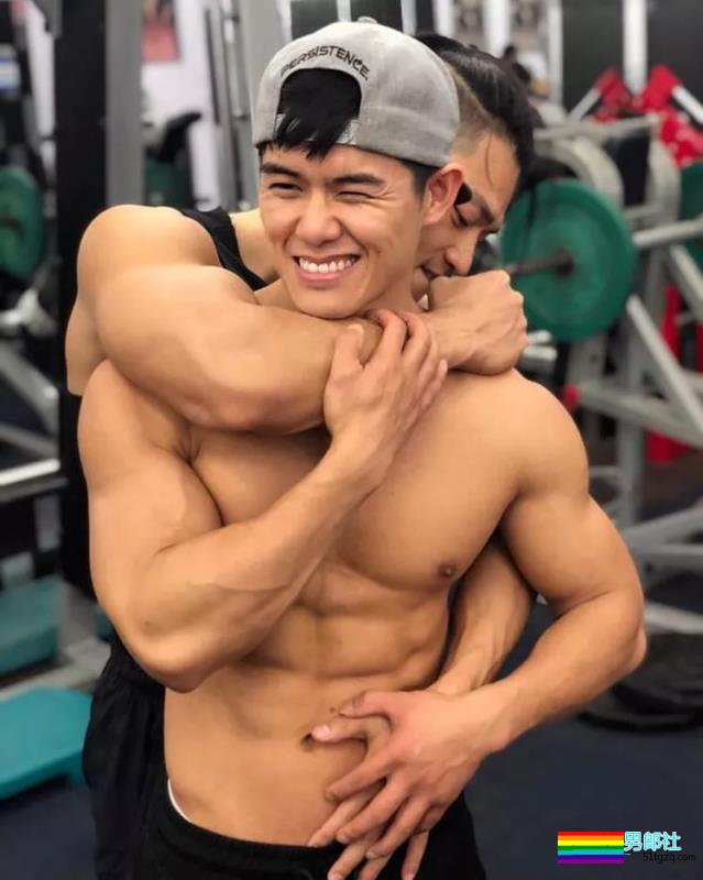 为健身私教抹油 他一脸享受很主动？！ - 51虹马