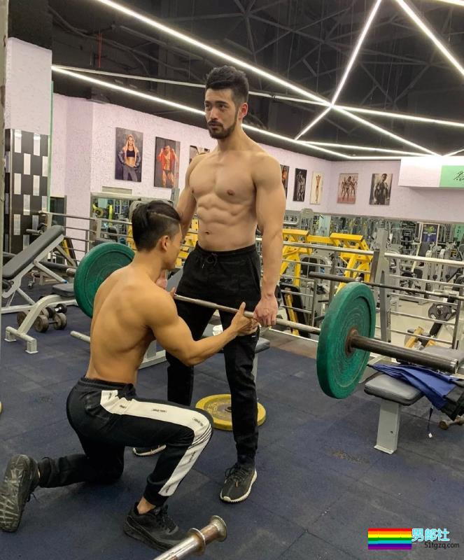 为健身私教抹油 他一脸享受很主动？！ - 51虹马