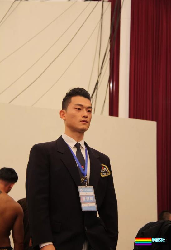 为健身私教抹油 他一脸享受很主动？！ - 51虹马