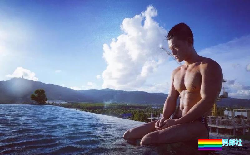 为健身私教抹油 他一脸享受很主动？！ - 51虹马