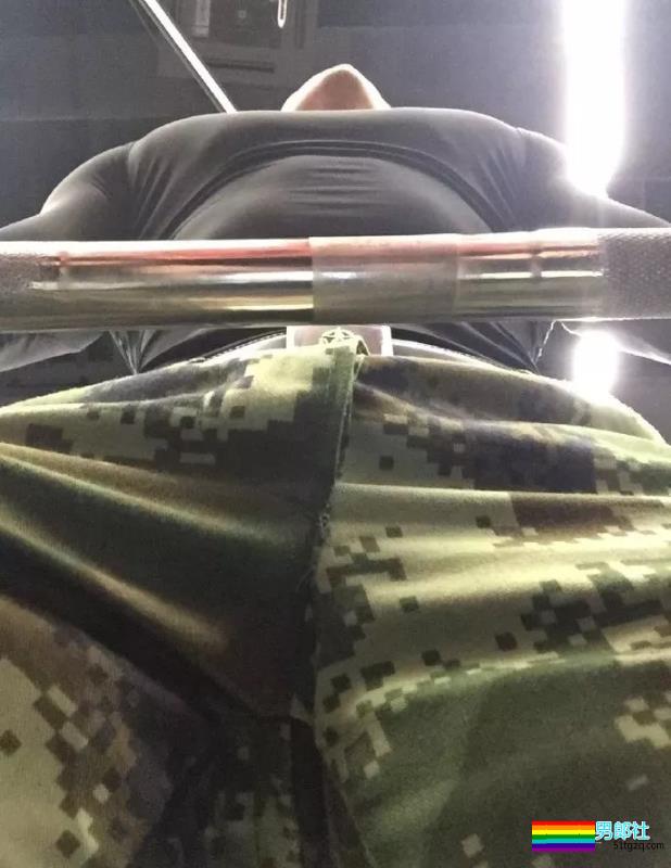 为健身私教抹油 他一脸享受很主动？！ - 51虹马