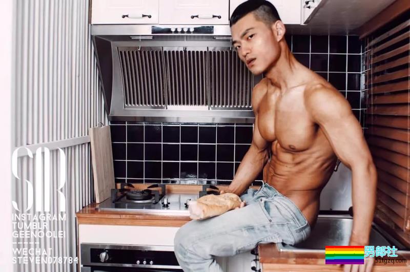 为健身私教抹油 他一脸享受很主动？！ - 51虹马