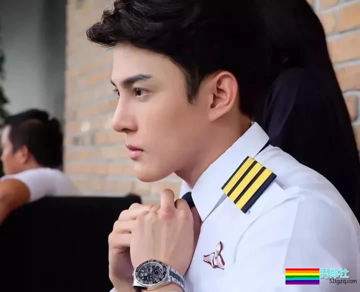 极品小狼狗空少上演制服诱惑！大只太撩人！ - 51虹马