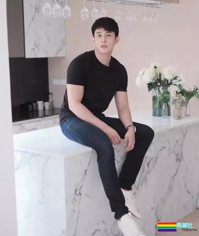 极品小狼狗空少上演制服诱惑！大只太撩人！ - 51虹马