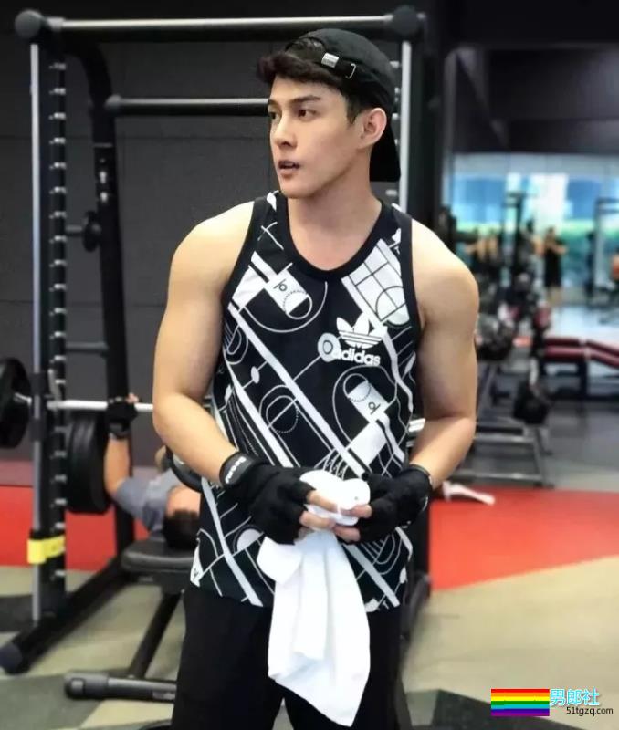 极品小狼狗空少上演制服诱惑！大只太撩人！ - 51虹马