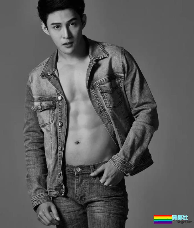 极品小狼狗空少上演制服诱惑！大只太撩人！ - 51虹马