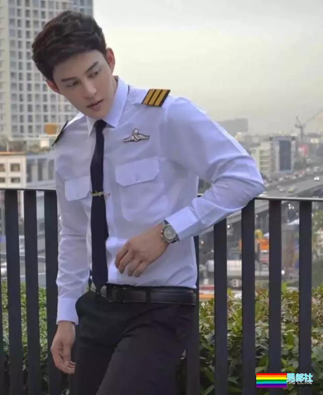 极品小狼狗空少上演制服诱惑！大只太撩人！ - 51虹马