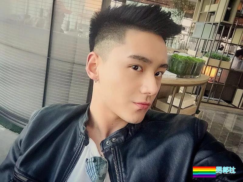 186CM大长腿邻家小哥，还是小肌肉体育生？蜜汁坐姿亮了~ - 51虹马