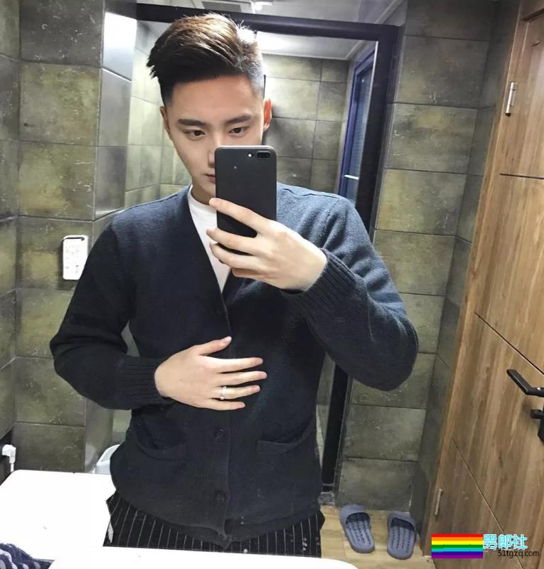 186CM大长腿邻家小哥，还是小肌肉体育生？蜜汁坐姿亮了~ - 51虹马