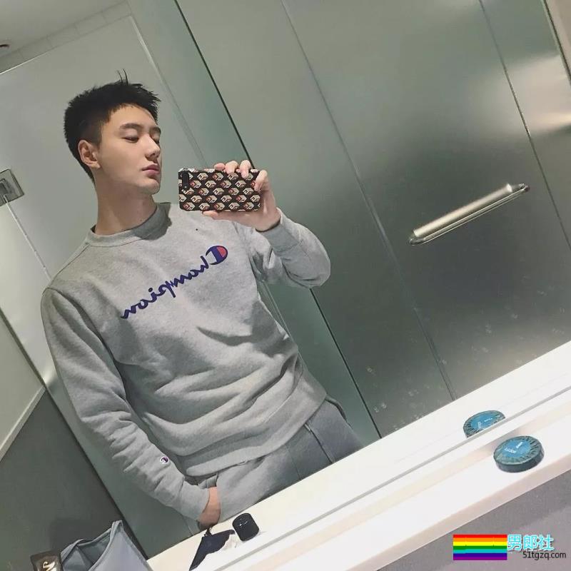 186CM大长腿邻家小哥，还是小肌肉体育生？蜜汁坐姿亮了~ - 51虹马