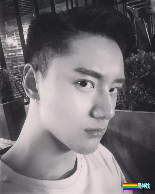 186CM大长腿邻家小哥，还是小肌肉体育生？蜜汁坐姿亮了~ - 51虹马