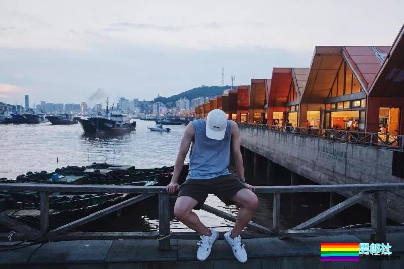 186CM大长腿邻家小哥，还是小肌肉体育生？蜜汁坐姿亮了~ - 51虹马