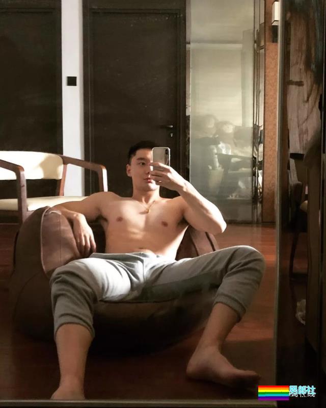 186CM大长腿邻家小哥，还是小肌肉体育生？蜜汁坐姿亮了~ - 51虹马