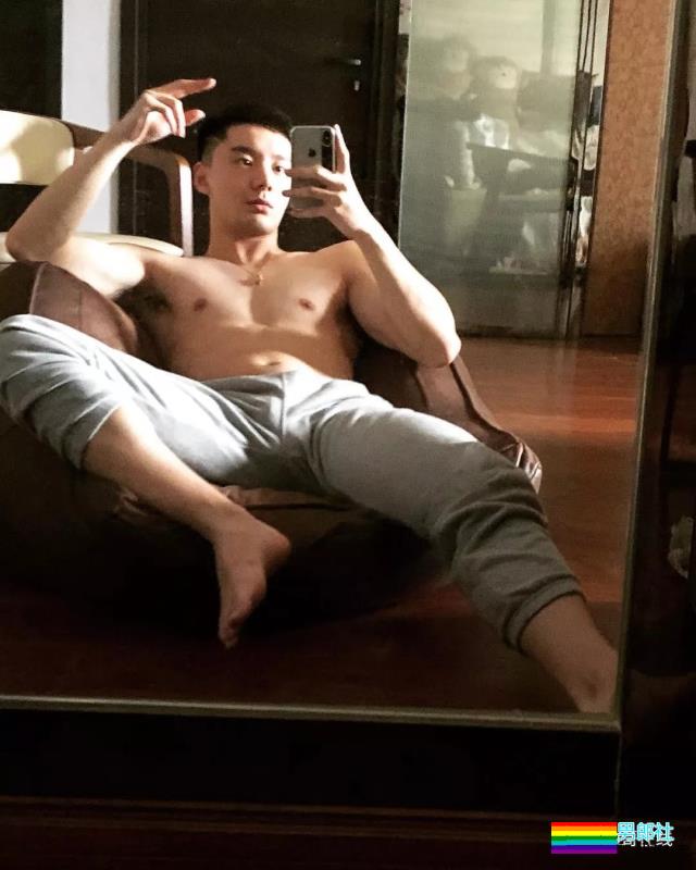 186CM大长腿邻家小哥，还是小肌肉体育生？蜜汁坐姿亮了~ - 51虹马