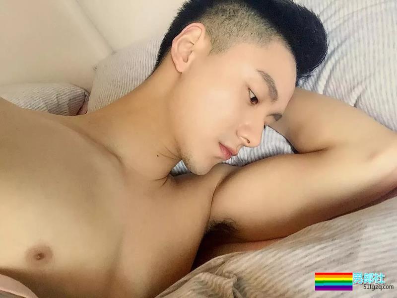 186CM大长腿邻家小哥，还是小肌肉体育生？蜜汁坐姿亮了~ - 51虹马