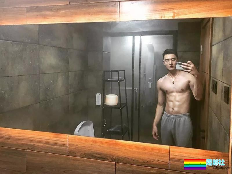 186CM大长腿邻家小哥，还是小肌肉体育生？蜜汁坐姿亮了~ - 51虹马