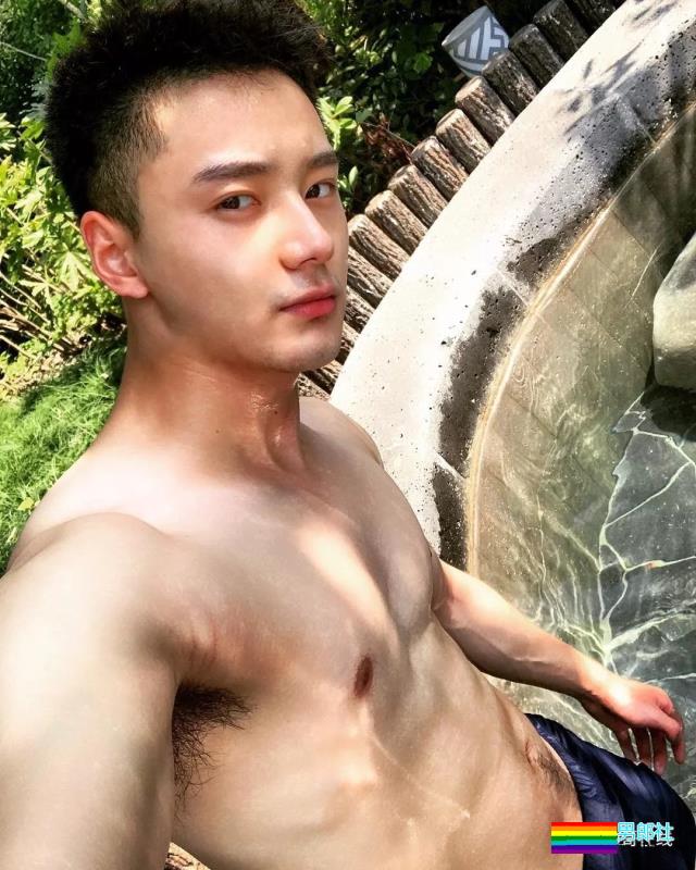 186CM大长腿邻家小哥，还是小肌肉体育生？蜜汁坐姿亮了~ - 51虹马