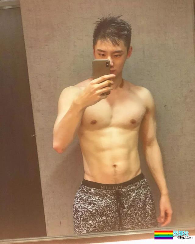 186CM大长腿邻家小哥，还是小肌肉体育生？蜜汁坐姿亮了~ - 51虹马