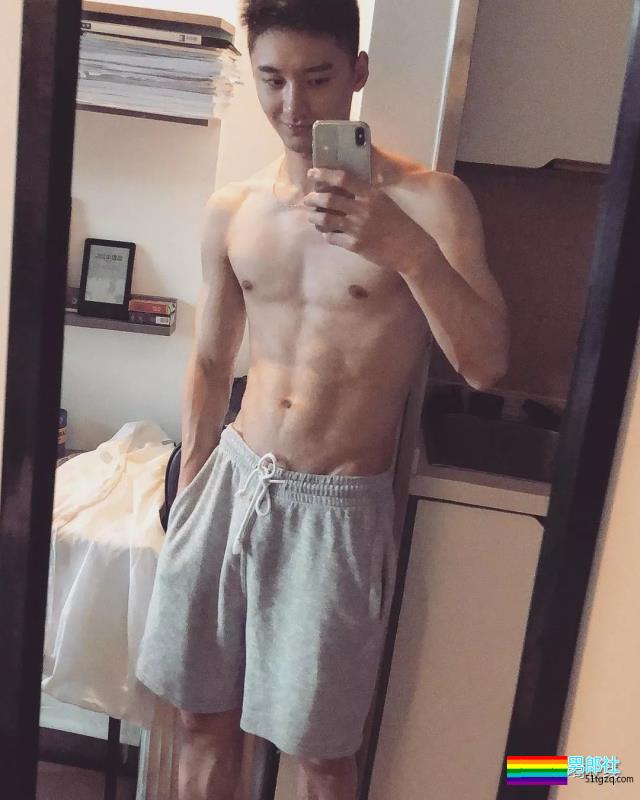 186CM大长腿邻家小哥，还是小肌肉体育生？蜜汁坐姿亮了~ - 51虹马