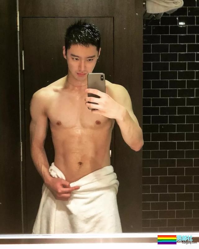 186CM大长腿邻家小哥，还是小肌肉体育生？蜜汁坐姿亮了~ - 51虹马