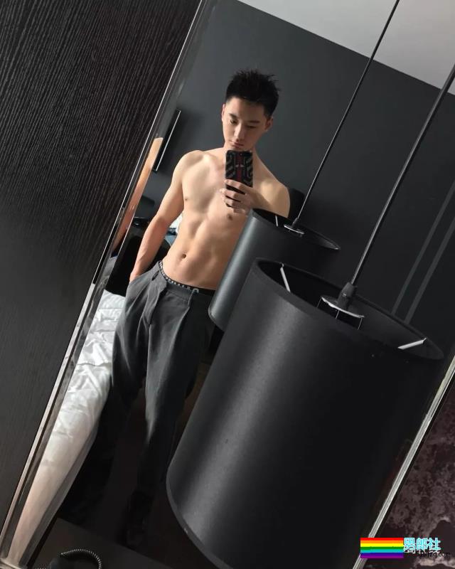 186CM大长腿邻家小哥，还是小肌肉体育生？蜜汁坐姿亮了~ - 51虹马