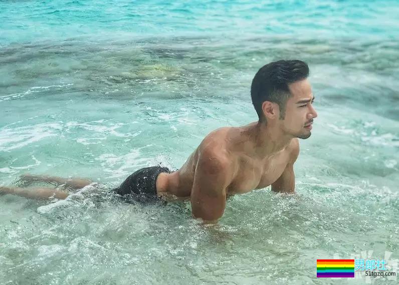 拜倒在这枚小叔的白内裤之下押大还是押小？胸肌傲人超想捏! - 51虹马