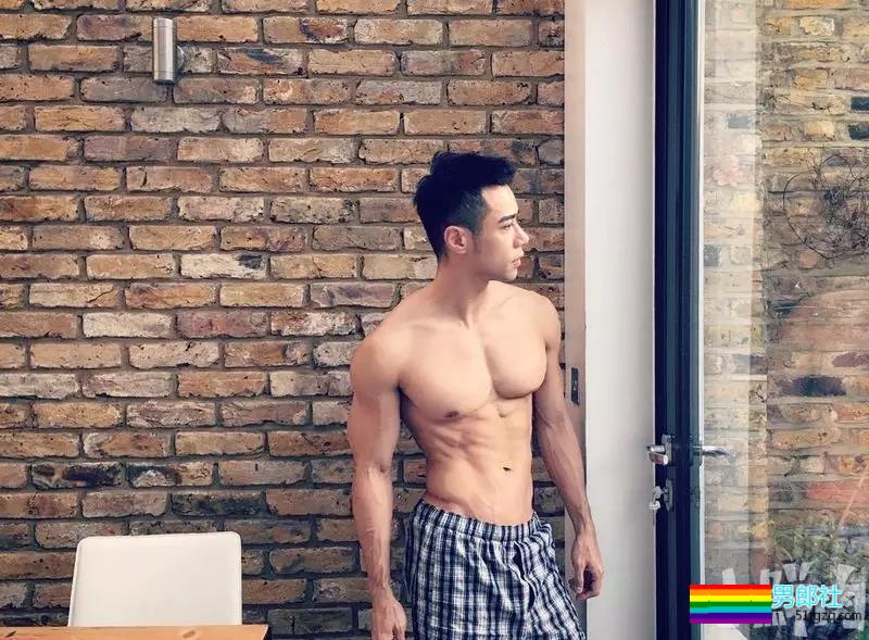 拜倒在这枚小叔的白内裤之下押大还是押小？胸肌傲人超想捏! - 51虹马