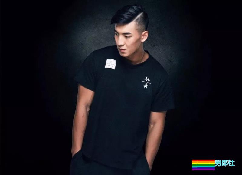 体育生变正装肌肉型男，完美腹肌性感、高颜大长腿！ - 51虹马