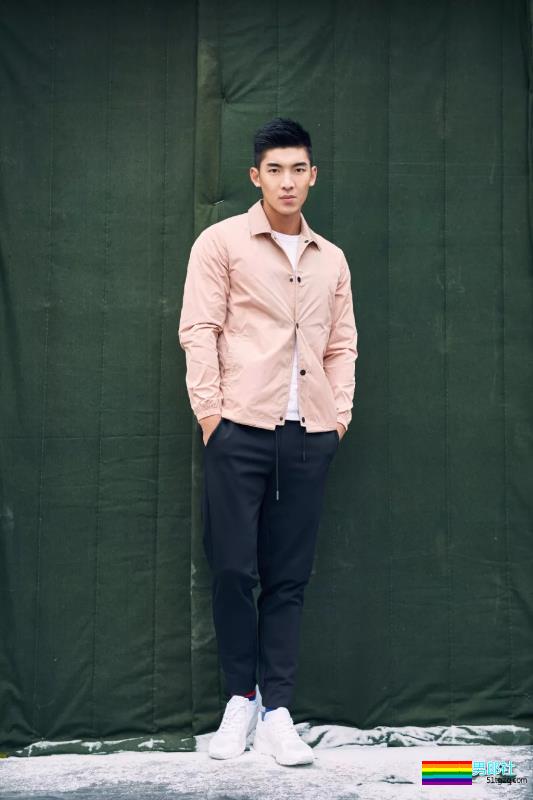 体育生变正装肌肉型男，完美腹肌性感、高颜大长腿！ - 51虹马