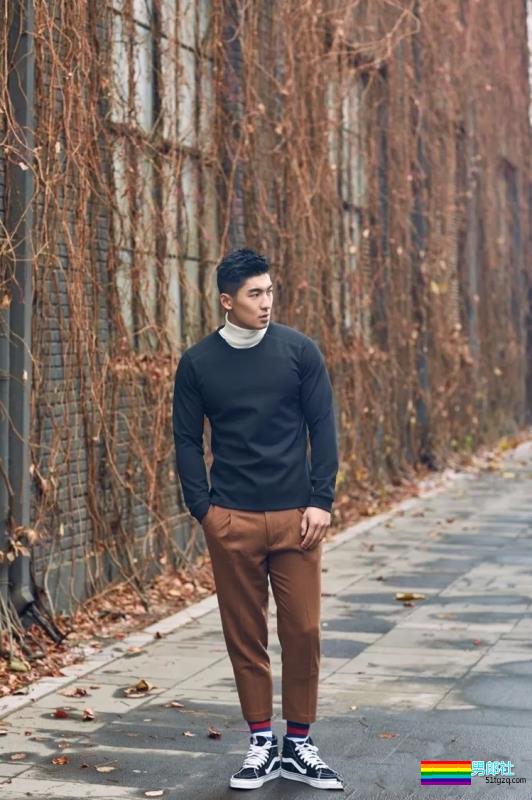 体育生变正装肌肉型男，完美腹肌性感、高颜大长腿！ - 51虹马