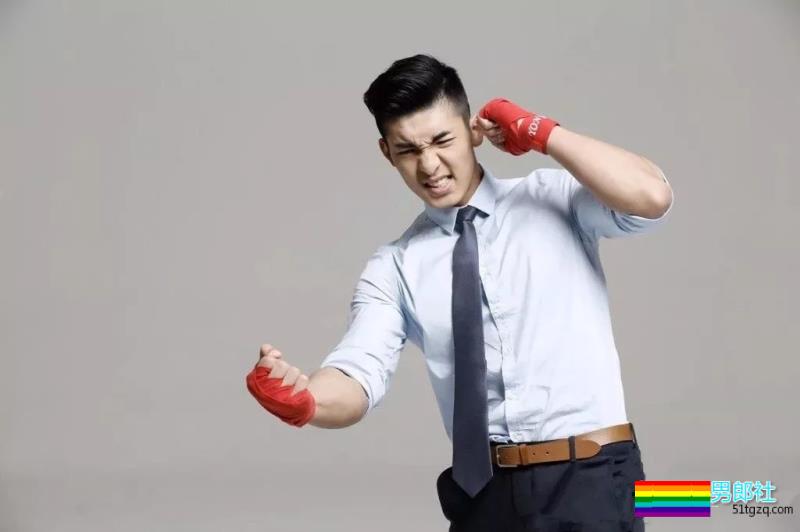 体育生变正装肌肉型男，完美腹肌性感、高颜大长腿！ - 51虹马