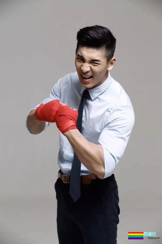 体育生变正装肌肉型男，完美腹肌性感、高颜大长腿！ - 51虹马