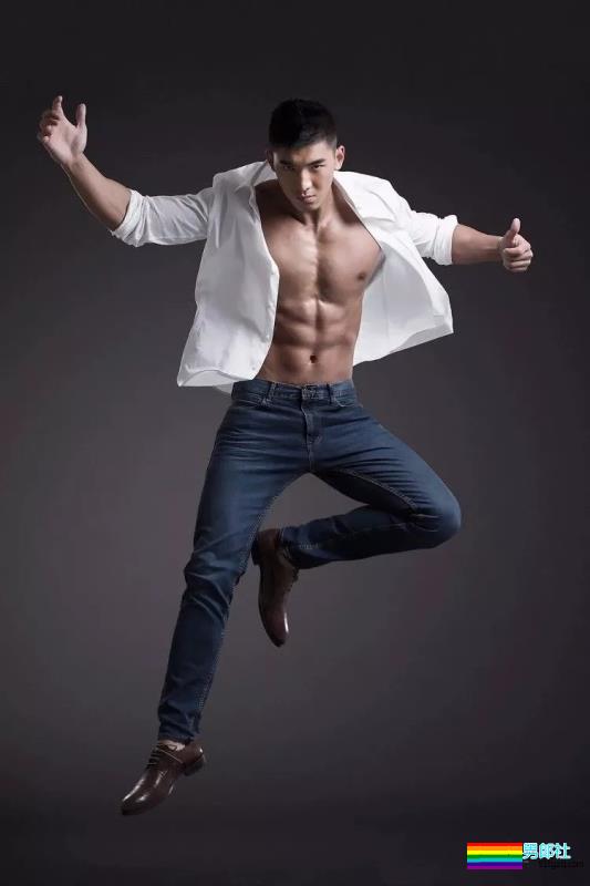 体育生变正装肌肉型男，完美腹肌性感、高颜大长腿！ - 51虹马