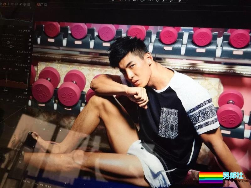 体育生变正装肌肉型男，完美腹肌性感、高颜大长腿！ - 51虹马