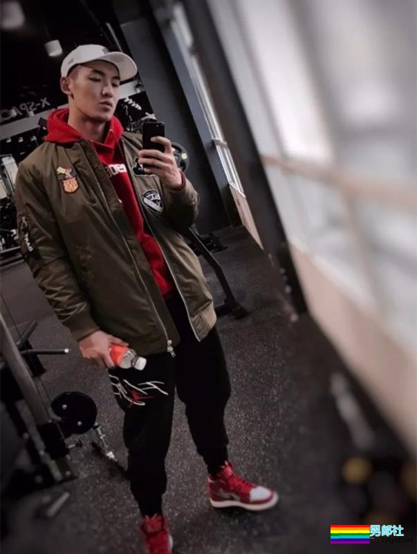 体育生变正装肌肉型男，完美腹肌性感、高颜大长腿！ - 51虹马