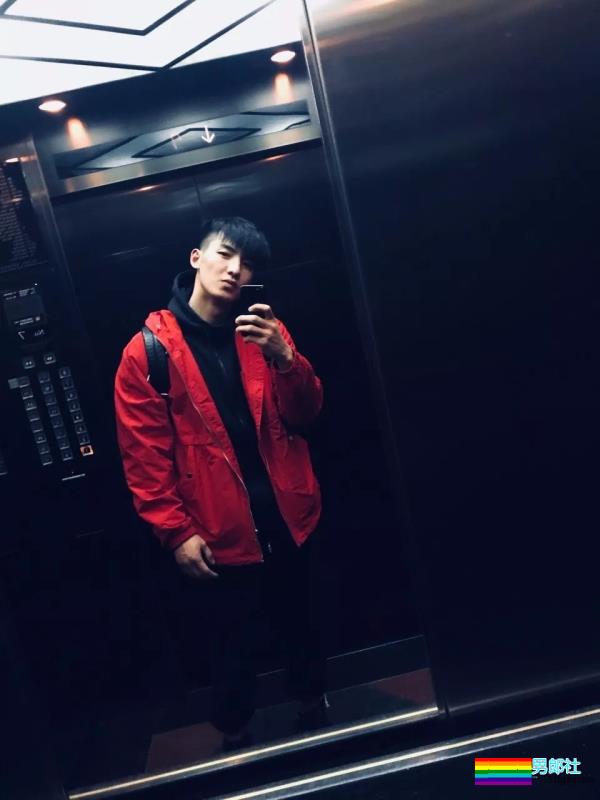 体育生变正装肌肉型男，完美腹肌性感、高颜大长腿！ - 51虹马