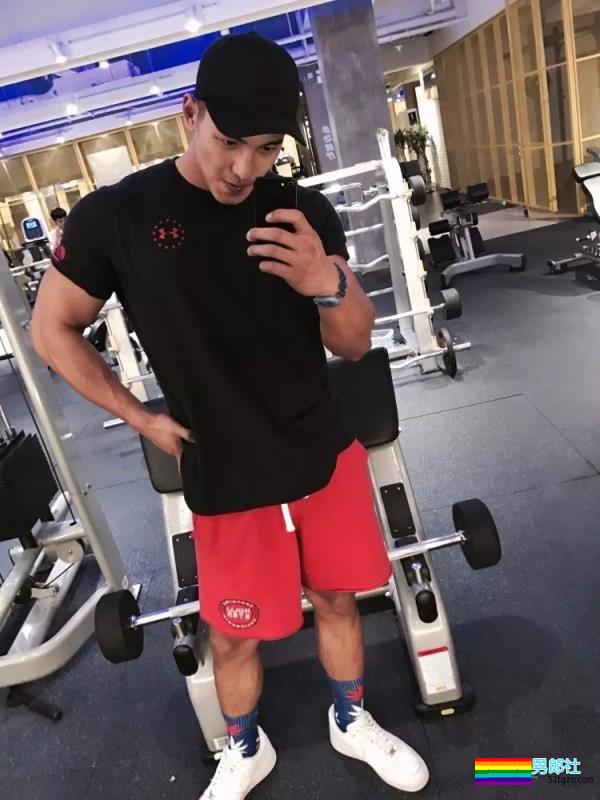 体育生变正装肌肉型男，完美腹肌性感、高颜大长腿！ - 51虹马