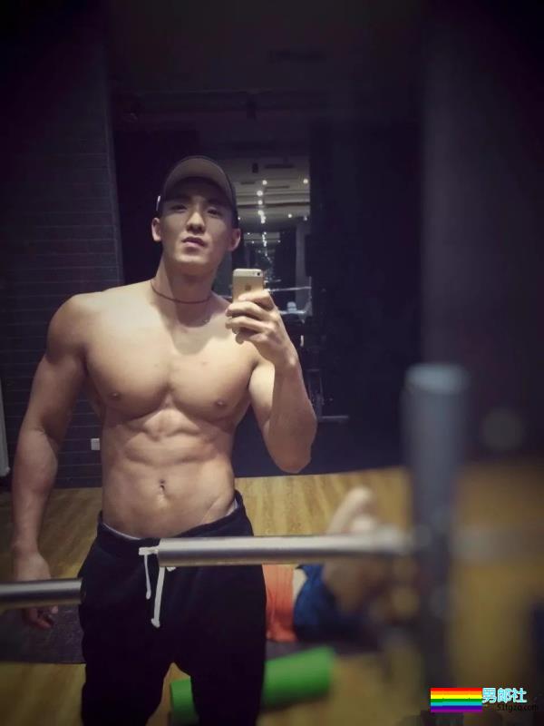 体育生变正装肌肉型男，完美腹肌性感、高颜大长腿！ - 51虹马