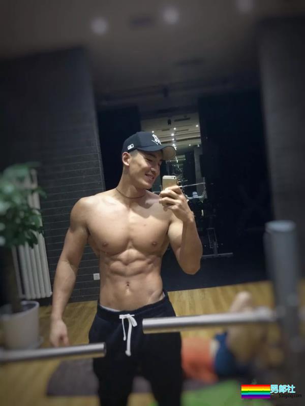 体育生变正装肌肉型男，完美腹肌性感、高颜大长腿！ - 51虹马