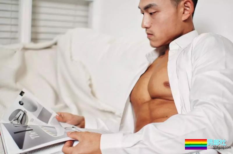 强拉鲜肉抹油、胸肌能放杯子的肌肉男找到了... - 51虹马