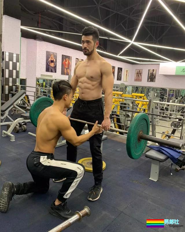 强拉鲜肉抹油、胸肌能放杯子的肌肉男找到了... - 51虹马