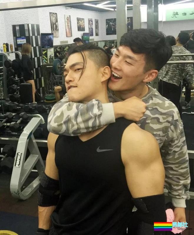 强拉鲜肉抹油、胸肌能放杯子的肌肉男找到了... - 51虹马