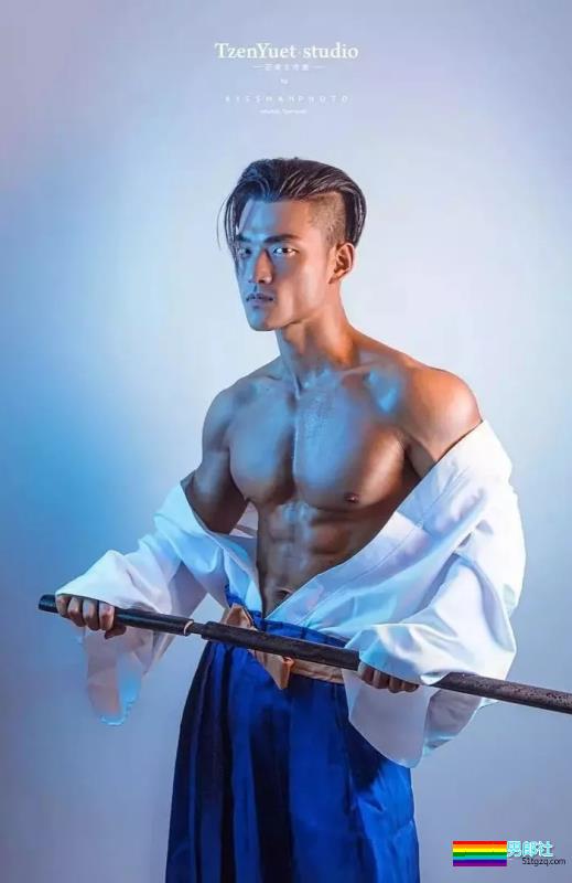 强拉鲜肉抹油、胸肌能放杯子的肌肉男找到了... - 51虹马